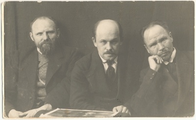 Grupipilt: kunstnikud Ants Laikmaa, Nikolai Triik, Kristjan Raud  duplicate photo
