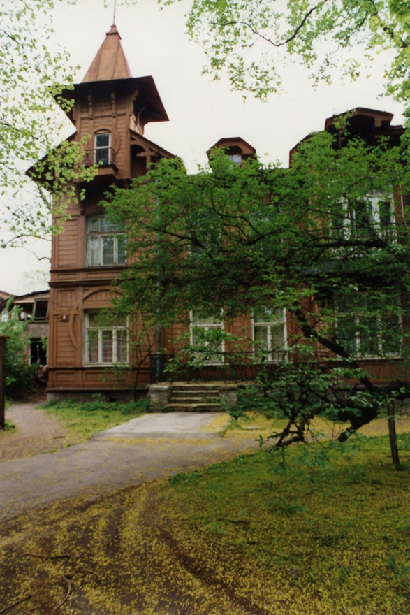 Korterelamu Tallinnas Koidula 8, hoone vaade puuga ees; lähivaade fassaadile. Arhitekt Nikolai Heraskov, ü/e Otto Schott