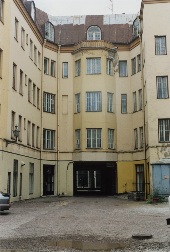Elamuansambel Tallinna vanalinnas, vaade hoovifassaadile, trpikoja kuppel. Arhitektid Karl Burman ja Artur Perna