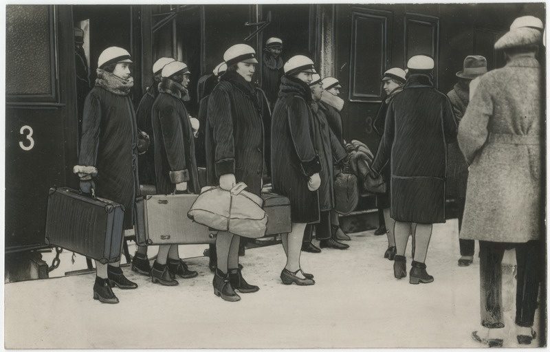 Ulmanise diktatuuri võimuletuleku aastapäeva pühitsemine Lätis. Külalised raudteejaamas.