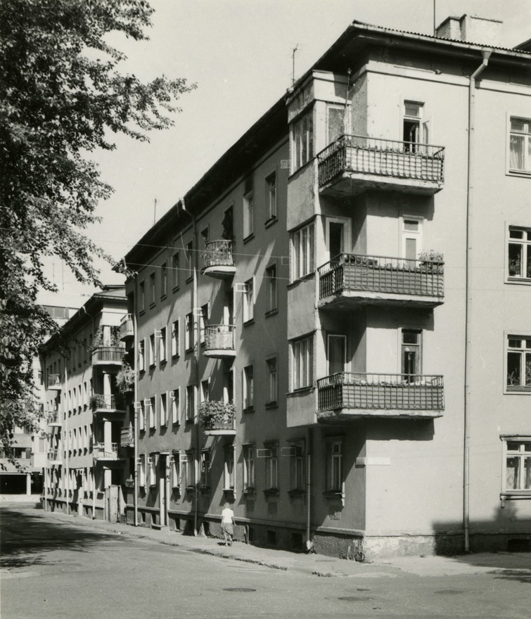 Korterelamu Tallinnas, hoone vaade Vase ja Tina nurgalt. Arhitekt Boris Tšernov