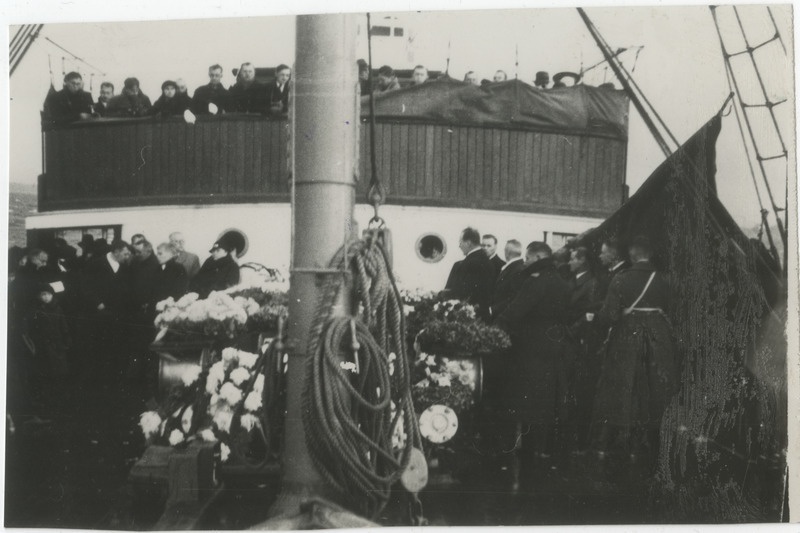 Helsingi-Tallinn liinil lennukiga "OH-ALI" hukkunute ühismatus aurikul "Suomi" 18.10.1935, matusetalitus laevadekil