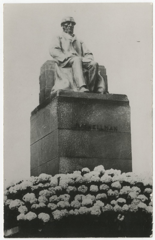 Emil Vikströmi poolt valmistatud Johan Vilhelm Snellmani mälestussammas Helsingis