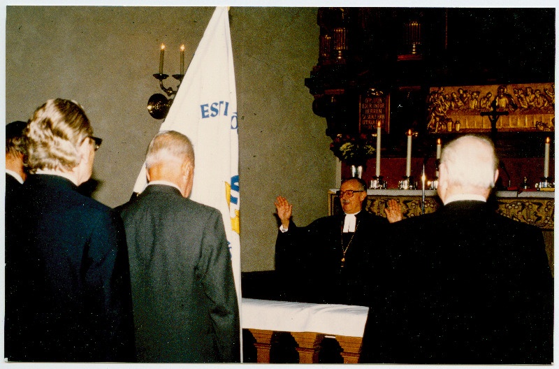 Eesti Sõjaveteranide Sõprusühingu Rootsis lipu õnnistamistalitust viib läbi õpetaja E.Tõldsepp.