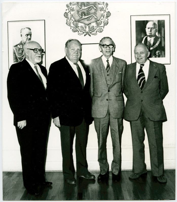 "Sinimägede päeva" tähistamine E.Sõjaveteranide Sõprusühingu korraldusel.
Ettekanded traagilistest sündmustest laevahukkudel 1944/45 pidasid J.Äro, dr.E.Rumma ja üritusel olid kaastegevad abiesimehed A.Pae ja A.Pahv.