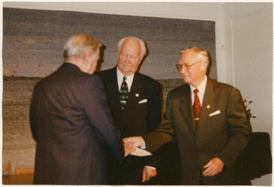 Sinimägede Päeva tähistamine Stockholmi Eesti Majas 28.09.1997 (Viktor Marvet ja Endel Laidna õnnitlevad teenetiristi saanud Erich Kimberit).  duplicate photo