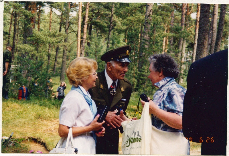 Kolonel Alfons Rebase ümbermatmine Tallinna Metsakalmistule 26.06.1999. Harald Nugiseks abikaasaga Metsakalmistul.