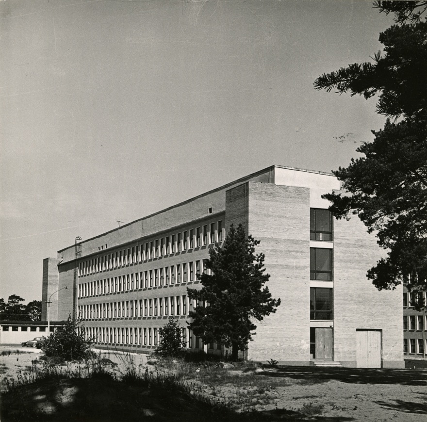 Tallinna Tehnikaülikooli peahoone, vaade õppekorpusele. Arhitektid Uno Tölpus, Henno Sepmann, Olga Kontšajeva