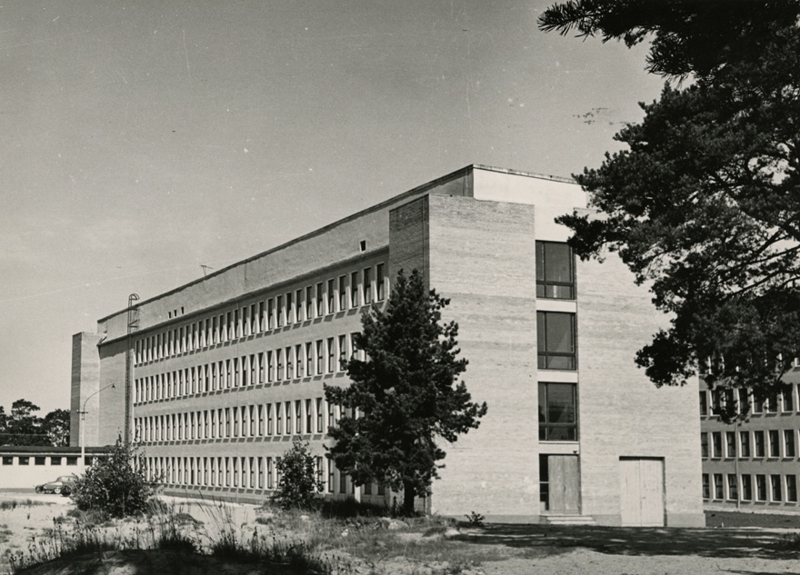 Tallinna Tehnikaülikooli peahoone, vaade õppekorpusele. Arhitektid Uno Tölpus, Henno Sepmann, Olga Kontšajeva