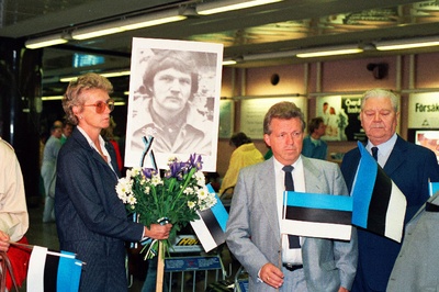 N Liidust väljasaadetud Tiit Madissoni vastuvõtmine Stockholmi Arlanda lennuväljal 12.09.1987. Seisavad paremalt 2. Endel Rumma? 3. Sven Hanson?  similar photo