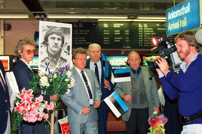 N Liidust väljasaadetud Tiit Madissoni vastuvõtmine Stockholmi Arlanda lennuväljal 12.09.1987. Keskel seisavad Sven Hanson ja Endel Rumma  similar photo