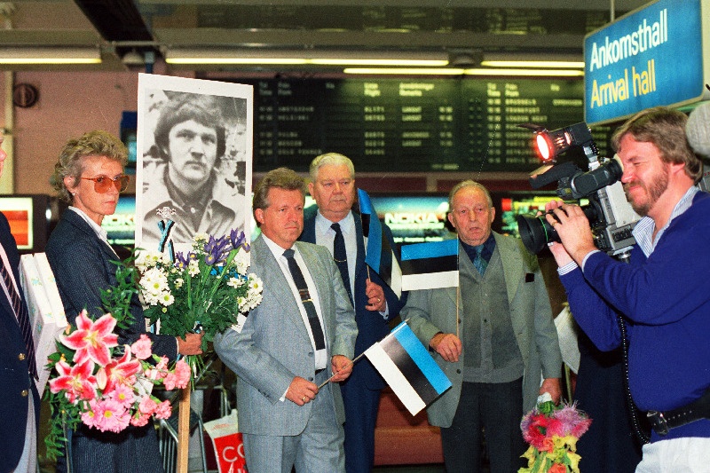 N Liidust väljasaadetud Tiit Madissoni vastuvõtmine Stockholmi Arlanda lennuväljal 12.09.1987. Keskel seisavad Sven Hanson ja Endel Rumma