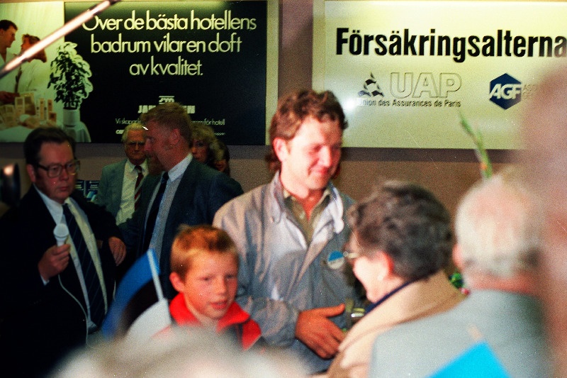 N Liidust väljasaadetud Tiit Madissoni vastuvõtmine Stockholmi Arlanda lennuväljal 12.09.1987. Keskel Tiit Madisson koos poeg Jaanusega