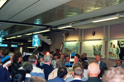 N Liidust väljasaadetud Tiit Madissoni vastuvõtmine Stockholmi Arlanda lennuväljal 12.09.1987. Keskel Tiit Madisson  similar photo