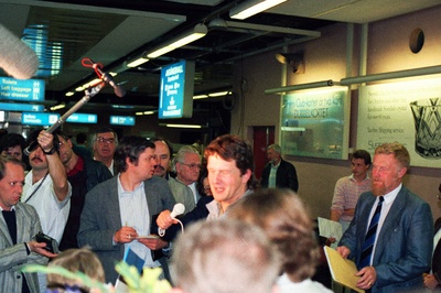 N Liidust väljasaadetud Tiit Madissoni vastuvõtmine Stockholmi Arlanda lennuväljal 12.09.1987. Keskel Tiit Madisson  similar photo