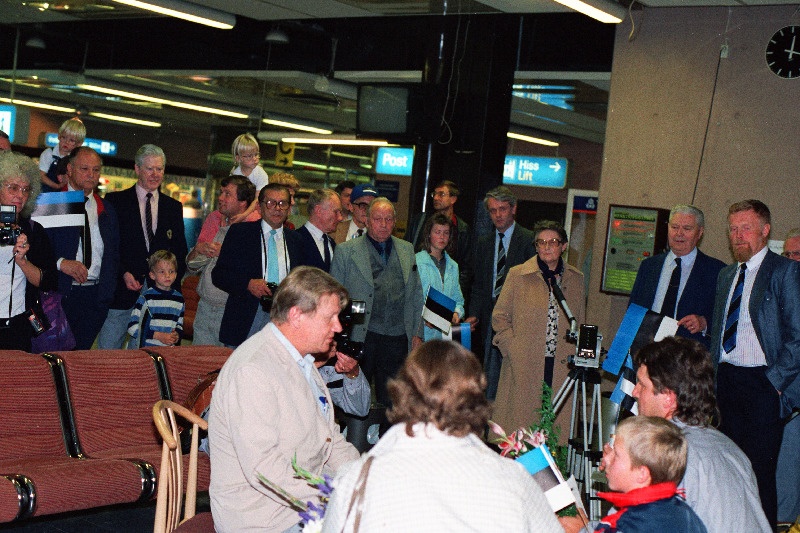 N Liidust väljasaadetud Tiit Madissoni vastuvõtmine Stockholmi Arlanda lennuväljal 12.09.1987. Seljaga Tiit Madisson, tema poeg Jaanus ja abikaasa Elviira