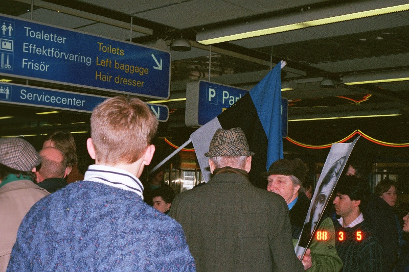 N Liidust väljasaadetud Eke-Pärt Nõmme ja Vello Väärtnõu vastuvõtmine Stockholmi Arlanda lennuväljal 13.02.1988