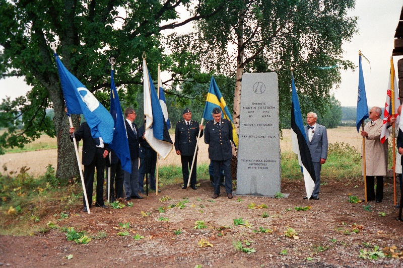 Martin Ekströmi mälestussamba avamine Dalarnas Gålsbo külas 03.09.1988. Eesti lippu hoiab Mihkel Mathiesen