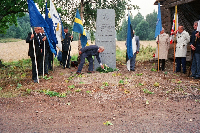 Kolonel Martin Ekströmi mälestussamba avamine Dalarnas Gålsbo külas 03.09.1988. Eesti lippu hoiab Mihkel Mathiesen