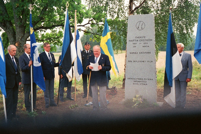 Kolonel Martin Ekströmi mälestussamba avamine Dalarnas Gålsbo külas 03.09.1988. Eesti lippu hoiab Mihkel Mathiesen