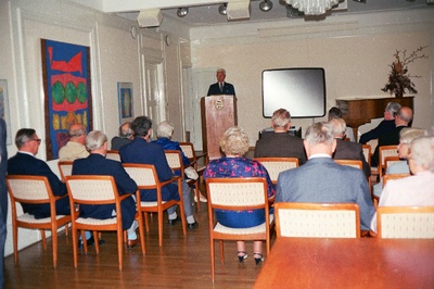 Sinimägede Päeva tähistamine Stockholmi Eesti Majas 11.09.1988. Kõnetoolis kpt Aarne Võting  duplicate photo
