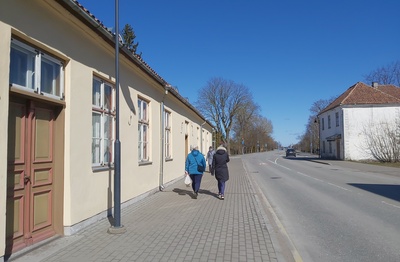 Mees jalgrattaga Kuressaares Tallinna tänaval, taamal veel inimesi ratastega rephoto