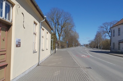 Mees jalgrattaga Kuressaares Tallinna tänaval, taamal veel inimesi ratastega rephoto