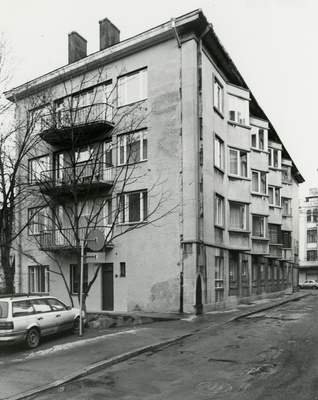 Äridega korterelamu Tallinnas Roosikrantsi 8b, 2 vaadet hoonele. Arhitektid Ott Puuraid ja Harald Arman  similar photo
