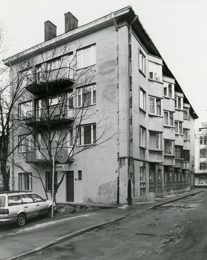 Äridega korterelamu Tallinnas Roosikrantsi 8b, 2 vaadet hoonele. Arhitektid Ott Puuraid ja Harald Arman