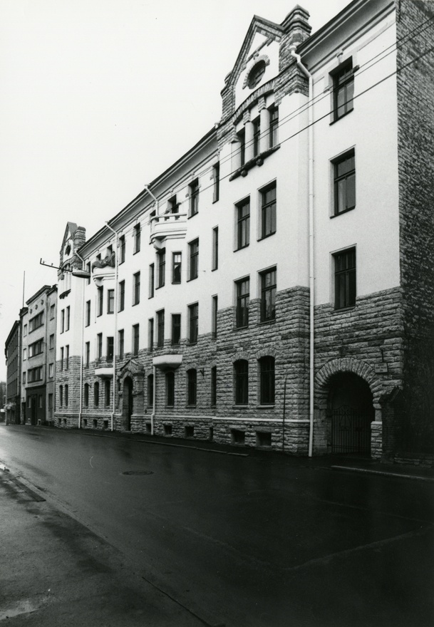 Korterelamu Tallinnas Tõnismäel, 1 vaade hoonele, 1 vaade portaalile. Arhitekt Arthur Hoyningen-Huene