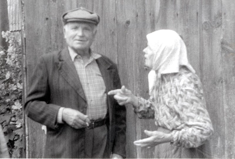 Viktor Veeber Krabilova külas Partsi talus koos vanaperenaisega