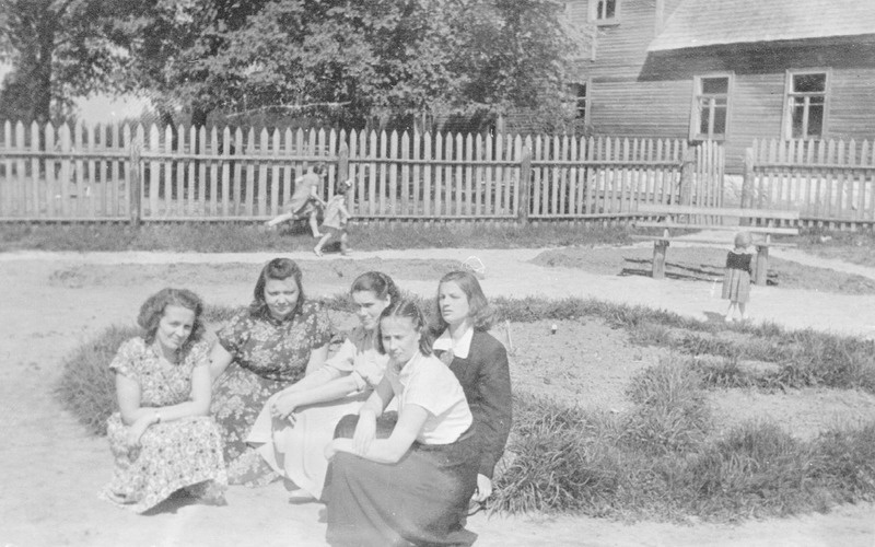 Saatse. Õpilased ja õpetajad Satserinna kooli aias