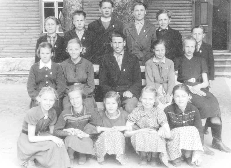 Saatse. Satserinna 7-klassilise kooli 6. klass koos klassijuhatajaga