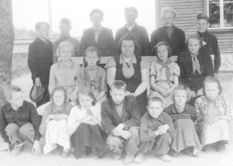 Saatse. Satserinna 7-klassilise kooli klassijuhataja Liidia Kuuse oma klassiga