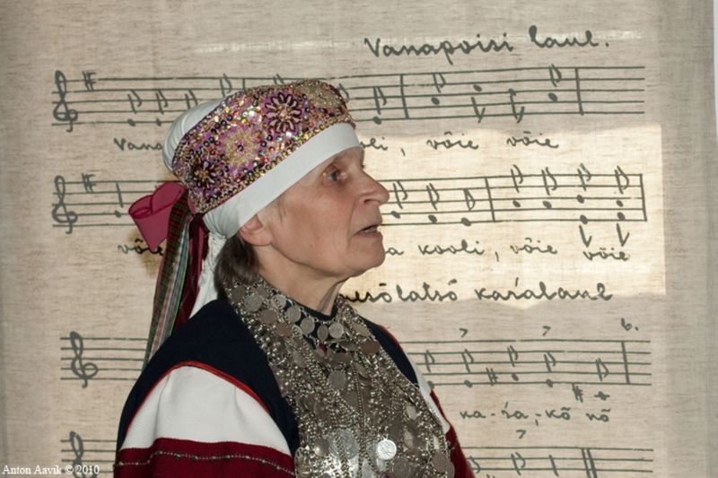 Saatse muuseumi uue ekspositsiooni avamisüritus. Külastaja uudistamas