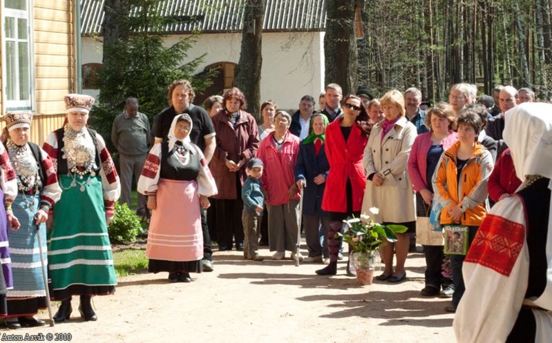 Saatse muuseumi uue ekspositsiooni avamisüritus. Külalised kõnet kuulamas.