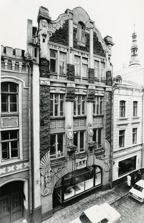 Elu- ja ärihoone, nn Draakoni galerii, esifassaadi vaade. Arhitekt Jacques Rosenbaum