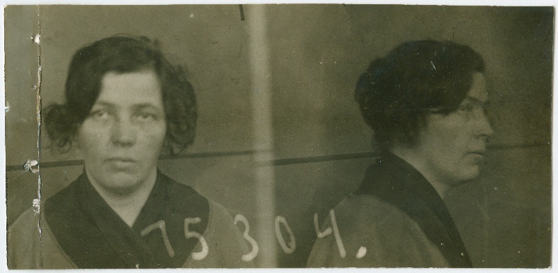 Uljanova, Vassa (sünd 1883) vangifoto. Foto Runge, Adelbert Romani p. (s. 1907), Runge, Gerhart Romani p. (s. 1898), Runge, Olga Mihhaili t. (s. 1903), Uljanov, Mihhail Pjotri p. (s. 1882), Uljanov Serafim Mihhaili p. (s. 1906), Uljanova, Ljubov Mihhaili t. (s. 1904), Uljanova,  Vassa Ivani t. (s. 1883) piiririkkumise uurimistoimikust.