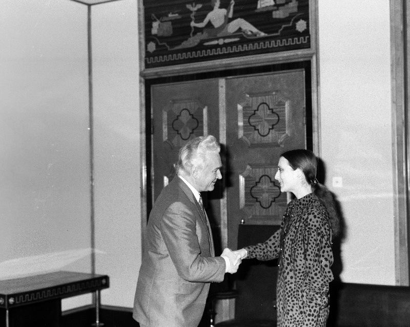 Eesti NSV rahvakunstniku tunnistuse annab RAT Estonia baleriinile Kaie Kõrbile üle Eesti NSV Ülemnõukogu Presiidiumi esimees Arnold Rüütel.