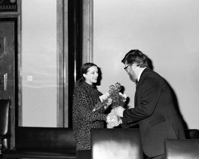 Eesti NSV rahvakunstniku aunimetuse saanud RAT Estonia baleriini Kaie Kõrbi õnnitlemine.