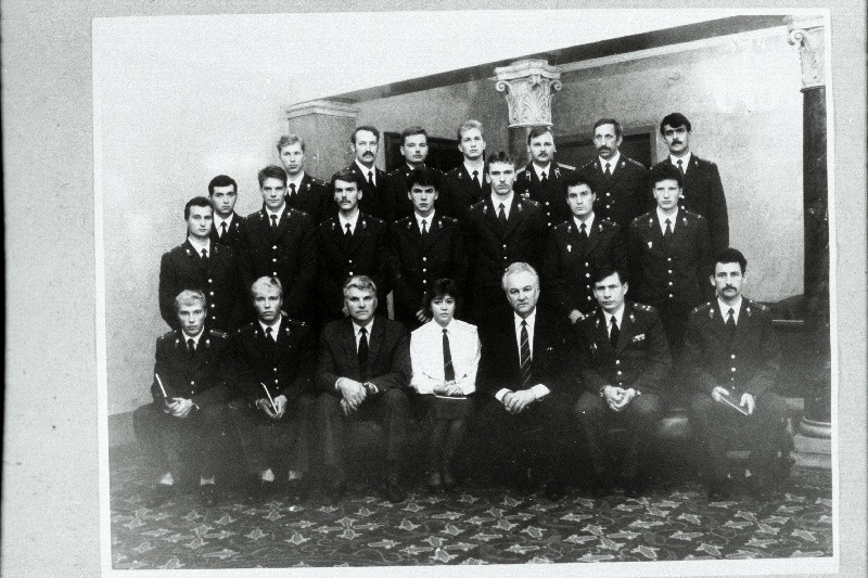 Eesti Vabariigi Siseministeeriumi Tallinna Miilitsa Erikeskkooli 1990.a. lõpetajad vastuvõtul Eesti Vabariigi Ülemnõukogu Presiidiumis. Esireas paremalt 3.Ülemnõukogu Presiidiumi esimees Arnold Rüütel.