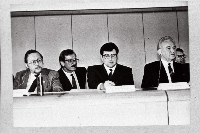Põhjamaade Nõukogu delegatsiooni ja Balti Riikide Nõukogu liikmete pressikonverents Ametiühingute Majas. Vasakult: Leedu Vabariigi Ülemnõukogu esimees Vytautas Landsbergis, Läti Vabariigi Ülemnõukogu esimees Anatoli Gorbunov, Eesti Vabariigi Ülemnõukogu esimees Arnold Rüütel.