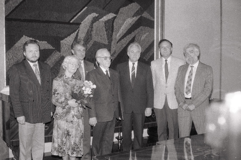 Kunstiteadlane Villem Raam pärast autasu kättesaamist Eesti Vabariigi Ülemnõukogus. Paremalt 1. Eesti Vabariigi Ülemnõukogu teadus-, haridus- ja kultuurikomisjoni esimees Enn Põldroos, 2. Eesti Kultuurifondi esimees Jaak Kangilaski, 3. Eesti Vabariigi Ülemnõukogu esimees Arnold Rüütel, 5. Kultuurimälestiste Riikliku Projekteerimise Instituudi direktor H. Uuetalu, 6. Kunstnike Liidu esimees Ando Keskküla.