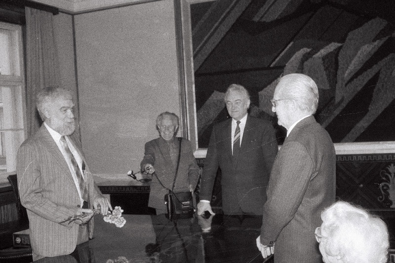 Kunstiteadlasele Villem Raamile aukirja üleandmisel Eesti Vabariigi Ülemnõukogus kõneleb Eesti Vabariigi Ülemnõukogu teadus-, haridus- ja kultuurikomisjoni esimees Enn Põldroos (vasakul). Keskel Eesti Vabariigi Ülemnõukogu esimees Arnold Rüütel.