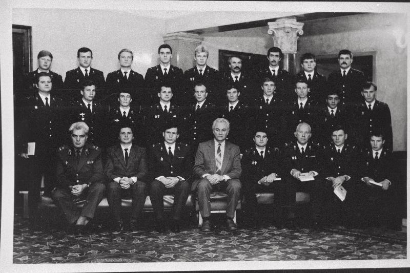 Tallinna Miilitsa Erikeskkooli paremad lõpetajad vastuvõtul Eesti NSV Ülemnõukogu Presiidiumis. Esireas vasakult 4. Eesti NSV Ülemnõukogu Presiidiumi esimees Arnold Rüütel.