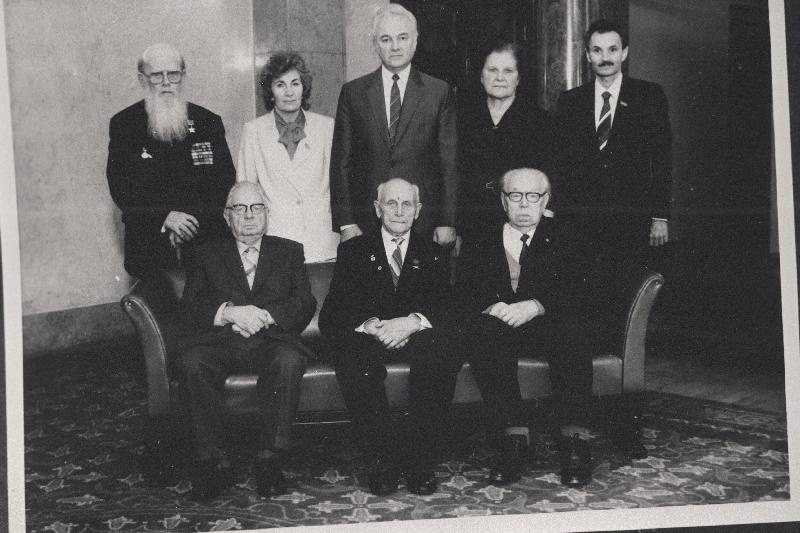 Endised Eesti NSV partei- ja riigitegelased vastuvõtul Eesti NSV Ülemnõukogu Presiidiumis. Esireas vasakult: J. Käbin, J. Eichfeld, E. Päll; tagareas vasakult: E. Puusepp, Eesti NSV Ülemnõukogu Presiidiumi esimehe asetäitja M. Leosk, Eesti NSV Ülemnõukogu Presiidiumi esimees A.Rüütel, Meta Vannas, Eesti NSV Ülemnõukogu Presiidiumi sekretär V.Vaht.