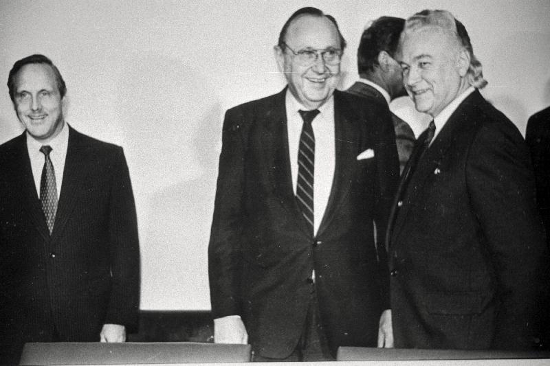 Saksamaa Liitvabariigi välisminister Hans Dietrich Genscher vastuvõtul Eesti Vabariigi Ülemnõukogu esimehe Arnold Rüütli (paremal) juures.