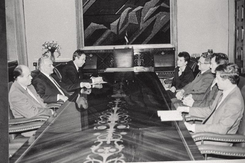 Ungari päritolu Ameerika ärimees George Soros (paremalt 3.) vastuvõtul Eesti Vabariigi Ülemnõukogu esimehe Arnold Rüütli juures.