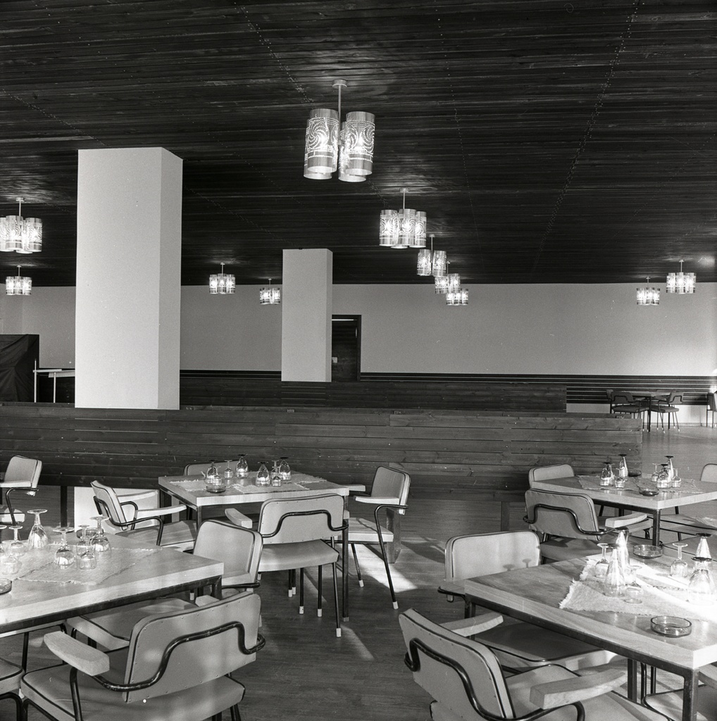 Kaubanduskeskus-restoran Paides, restoranisaal. Arhitekt Koidu Lassmann