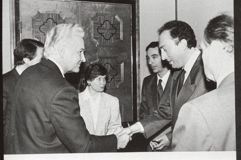Prantsuse Vabariigi väliskaubanduse riigisekretär Jean-Noël Jeanneney (paremal keskel) vastuvõtul Eesti Vabariigi Ülemnõukogu esimehe Arnold Rüütli juures.